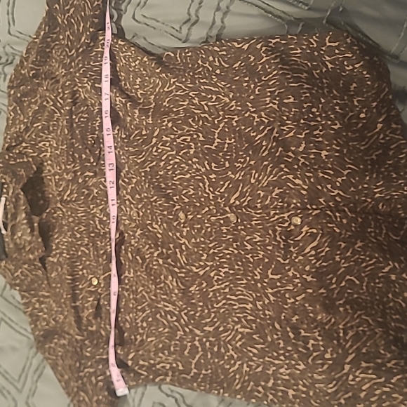 Michael Kors lon sleeved green, tan, & brown camo like blouse. Size 14. - Picture 6 of 8